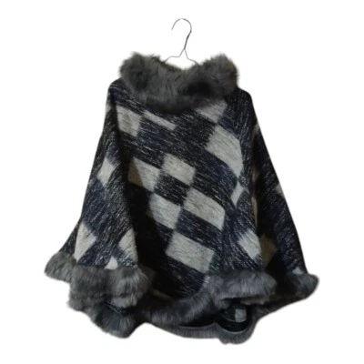 Chal de hombro de lana y piel de lujo para mujer, negro y gris hecho en Italia. Foto 1 de 4