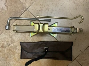 1997-1998-1999-2000-2001 Honda CRV CR-V Tire Jack with Tools OEM - Picture 1 of 7