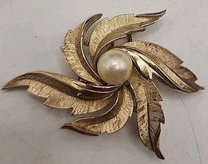 VINTAGE 1960'S TRIFARI GOLD TONE FAUX PEARL FLORAL PINWHEEL DESIGN BROOCH 2.5" - Foto 1 di 4