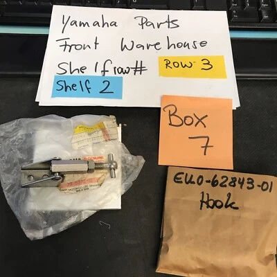 Yamaha Waverunner 500 1989 OEM gancho de bloqueo de escotilla EU0-62843-01-00 NUEVO EN CAJA Foto 1 de 4