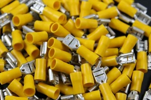 10-12 GAUGE 100 PK VINYL QUICK DISCONNECT FEMALE .250 TERMINAL CONNECTOR - Picture 1 of 3