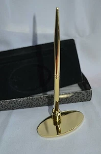 DESK TOP GOLDEN SET - OVAL HOLDER WITH PEN - MINT CONDITION - Picture 1 of 4