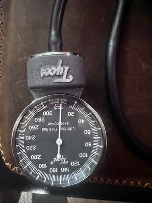 Tycos Welch Allyn 手动血压套装 - 成人袖口和灯泡带袋 — 第 1/3 张图片