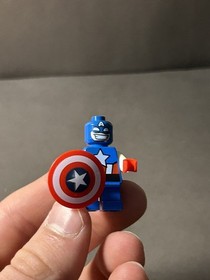 LEGO MARVEL -- 76065 CAPTAIN AMERICA MINIFIGURE SHORT LEGS WITH SHIELD