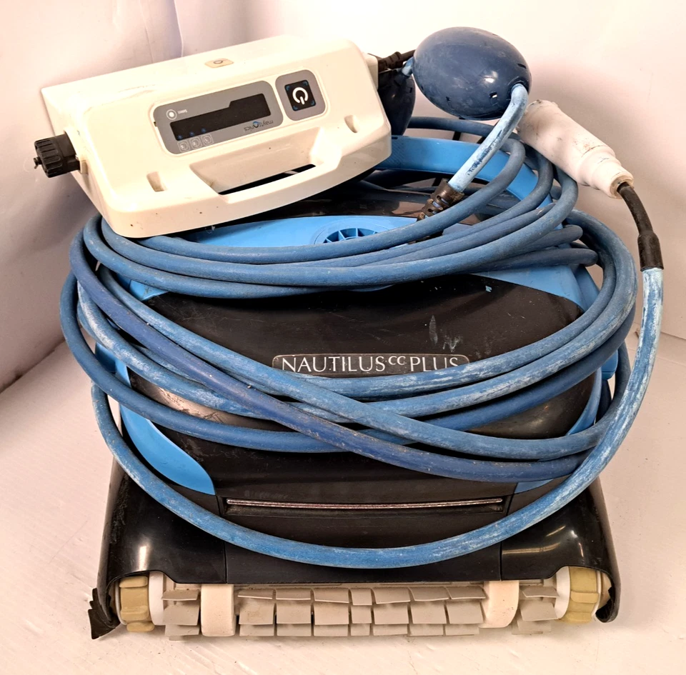Limpiador robótico de piscinas Dolphin Nautilus CC Plus con filtros de manguera de banco de energía Foto 1 de 4
