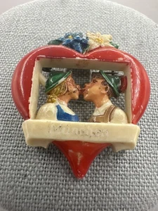 Vintage Munich Miniature Pin Kissing Couple Heart German Bavarian Souvenir Brooc - Picture 1 of 8