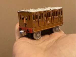 2002 ANNIE Passenger Coach - Thomas & Friends Take N Play Diecast Metal Train - Picture 1 of 4