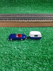 Malibu International HO Scale 1:87 Convertible w/ Pull Behind Caravan Camper Blu - Picture 1 of 7