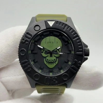 Reloj de cuarzo Dakota grande con caja de plástico negro y verde con acento de calavera para hombre Foto 1 de 4