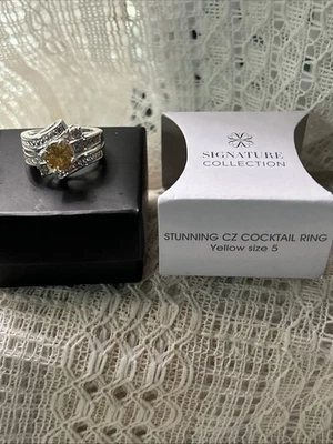 Impresionante anillo de cóctel AVON circonita cúbica tono plateado con circonita cúbica amarilla y pedrería talla 5 Foto 1 de 4