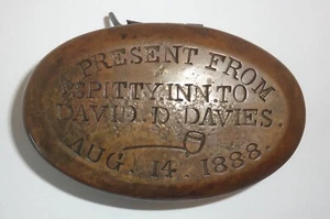 1888 Kupferdose Tabak Schnupftabakdose "EIN GESCHENK VON SPITTY INN AN DAVID D. DAVIES" - Bild 1 von 7