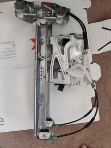 2006-2011 CADILLAC DTS FRONT Passenger SIDE WINDOW REGULATOR W/ MOTOR - Picture 1 of 3