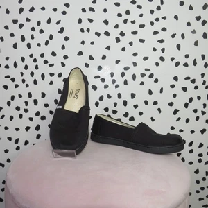 Toms NWOT Solid Black Classic Canvas Kids Slip On Shoes Size 1 - Picture 1 of 8