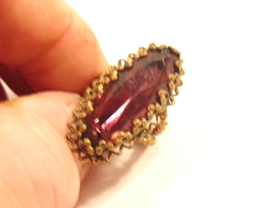 anillo antiguo con joya ovalada de cristal morado y banda metálica tejida o retorcida Foto 1 de 4