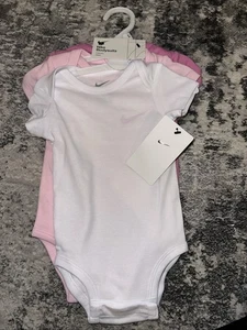 3er Pack Nike Bodys, Größe 6 Monate, hellrosa, pink, weiß.  Neu Mit Etikett - Bild 1 von 10