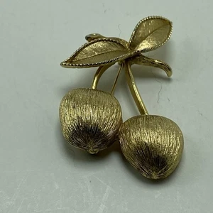 Broche prendedor vintage años 60 Sarah Coventry cerezas doradas tono dorado 1966 regalo usado en excelente estado - Imagen 1 de 4