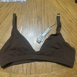Bralette triángulo Skims Fits Everybody BR-TRI-2024 color cacao talla M - Imagen 1 de 9