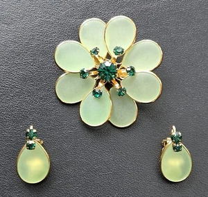 Vintage West Germany Green Glass Flower Brooch & Clip Earrings Set Gold Tone - Picture 1 of 6