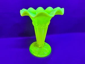 Uranium Glass Pearline Ruffled Vase Davidson or Greener Vaseline Antique Swirl - Bild 1 von 17