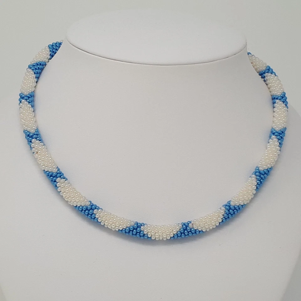 Gehäkelte Perlenkette Rautenmuster, hellblaue & weiße Rocallisperlen, Handarbeit - Bild 1 von 4