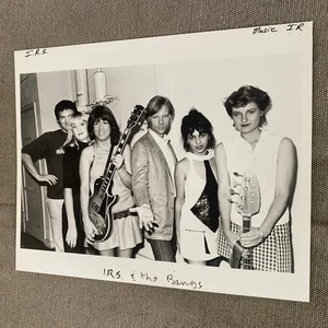 Foto de prensa de The Bangles With Miles Copeland III y Mike Gormley 8x10”. - Imagen 1 de 2