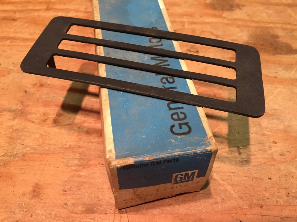 1973 OLDSMOBILE  DELTA 88 ROYALE NOS GM RH SIDE MARKER LIGHT BEZEL 411474 — 第 1/2 张图片