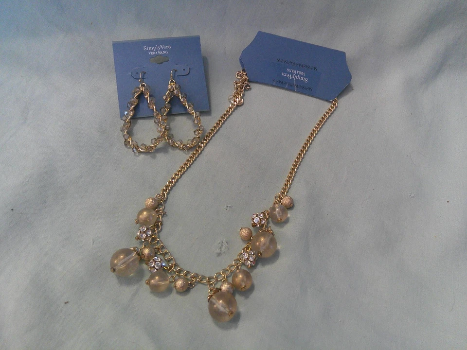 Collar y pendientes Vera Wang diamantes de imitación blancos y transparentes en tono dorado de Khol con etiquetas Foto 1 de 4