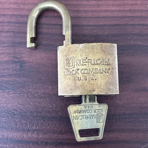 US American Lock Company Padlock Brass Lock With Key - Imagen 1 de 5