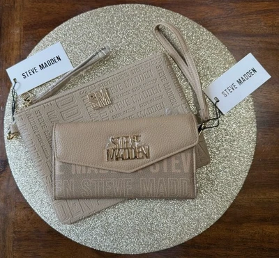 Cartera STEVE MADDEN con asa con logotipo en relieve 8" x 4” Y muñeca 9,5" x 7" arena Foto 1 de 4
