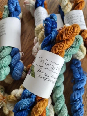 Hilo abigarrado teñido a mano (mini juego de madejas) hilo de calcetín teñido a mano, peso de los dedos Foto 1 de 4