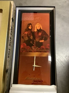 Snap On Racing Tools Vintage 80er 23"x11" lackiertes Holz Pinup Girl Wanduhr - Bild 1 von 5
