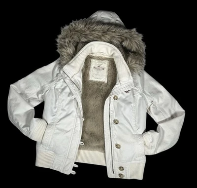 Chaqueta de bombardero de colección Hollister forrada de piel sintética Y2K beige hinchada Sherpa con capucha grande Foto 1 de 4