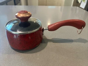 Sartén antiadherente de 1 cuarto de galón Paula Deen Signature olla con motas rojas tapa de vidrio - Imagen 1 de 4