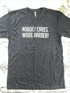 ¡NUEVO SIN ETIQUETAS A NADIE LE IMPORTA TRABAJAR MÁS DURO! Camisa Grande Gris Oscuro Lamar Jackson Ravens NFL - Imagen 1 de 17