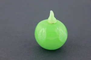 JADE GREEN GLASS APPLE PEACH FORM SNUFF BOTTLE - MINT - Picture 1 of 6