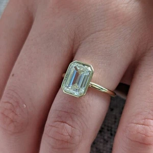 Anillo de boda solitario de oro amarillo de 14k con bisel de corte esmeralda semi montaje - Imagen 1 de 11