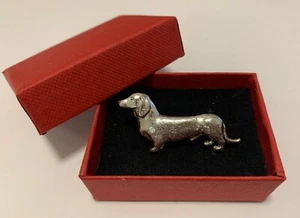 DACKEL WURST HUND ZINN PIN ABZEICHEN BROSCHE REVERS GESCHENKBOX GEBURTSTAG WEIHNACHTEN - Bild 1 von 4