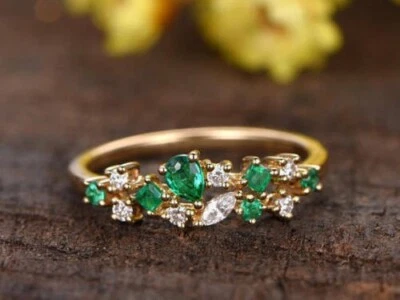 Anillo de compromiso enchapado en oro amarillo de 14 quilates esmeralda verde corte pera de 1,40 quilates Foto 1 de 4