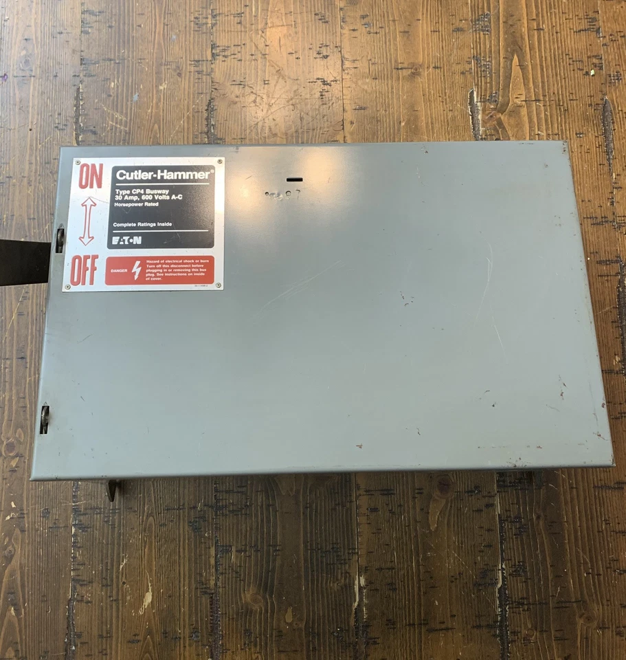 CUTLER HAMMER  CP4HD461 30 AMP 600V FUSIBLE BUSWAY - Fuses Included - Image 1 of 4