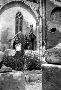 Petite fille devant église fleurs - négatif photo ancien an. 1920 30 - Picture 1 of 1