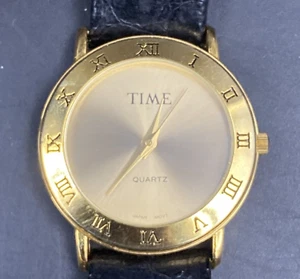 Reloj pulsera analógico Time Magazine esfera tono dorado estuche redondo correa de cuero negro - Imagen 1 de 7