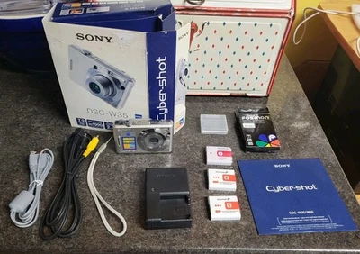 Sony Cyber-Shot DSC-W35 7.2MP Digital Camera WORKS GREAT + Charger 3 Battery +++ - Image 1 of 4