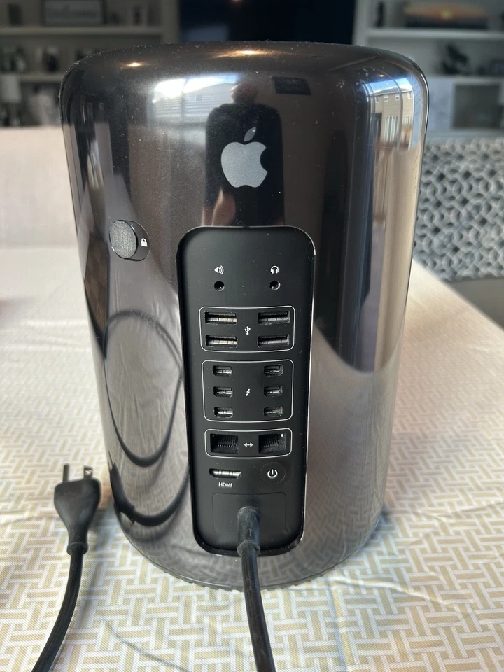 ✅ Apple MAC Pro A1481 POWER TESTED ONLY, FOR PARTS - Image 1 of 4
