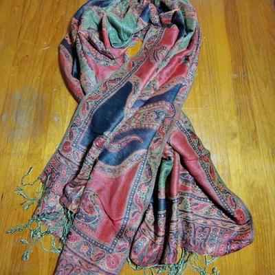 Bufanda de cachemira envolvente roja verde negra ornamentada floral chal con flecos Foto 1 de 4