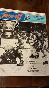 1972-73 WHL PLAYOFFS ROADRUNNERS @ SAN DIEGO GULLS PROGRAM SIGNED BY 9 O'REE  - Picture 1 of 1
