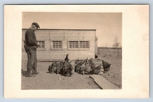 Cartolina d'epoca vera foto uomo che nutre gregge di polli in fattoria I13 - Foto 1 di 2