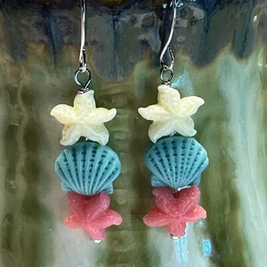 Silver Tone French Hook Sea Shells Charm Dangle Earrings. S171 - Picture 1 of 3