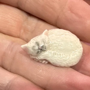 Vintage Porcelain White Ceramic Sleeping Kitty Cat Signed - Picture 1 of 8