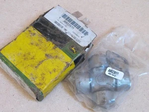 Conjunto cruzado y rodamiento de tractor marca John Deere AW23611 OEM SELLADO DE FÁBRICA - Imagen 1 de 4