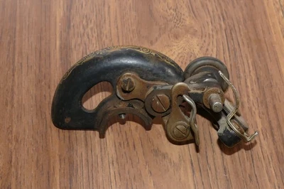 Peças Singer modelo 66 - Enrolador de bobina com protetor - Imagem 1 de 4